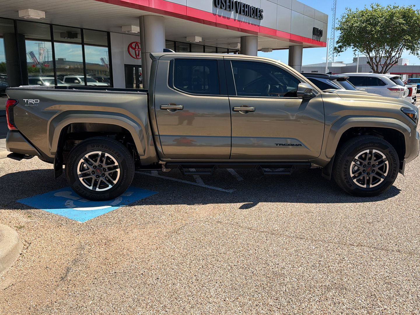 Used 2026 Toyota Tacoma TRD Sport w/ TRD Sport Upgrade Package image 2
