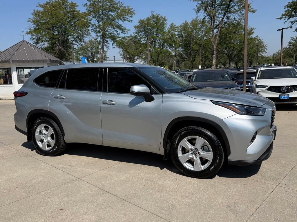 Used 2022 Toyota Highlander LE AWD/4WD image 3