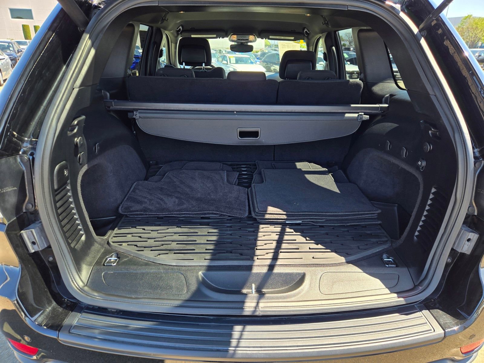Used 2018 Jeep Grand Cherokee Laredo AWD/4WD image 10