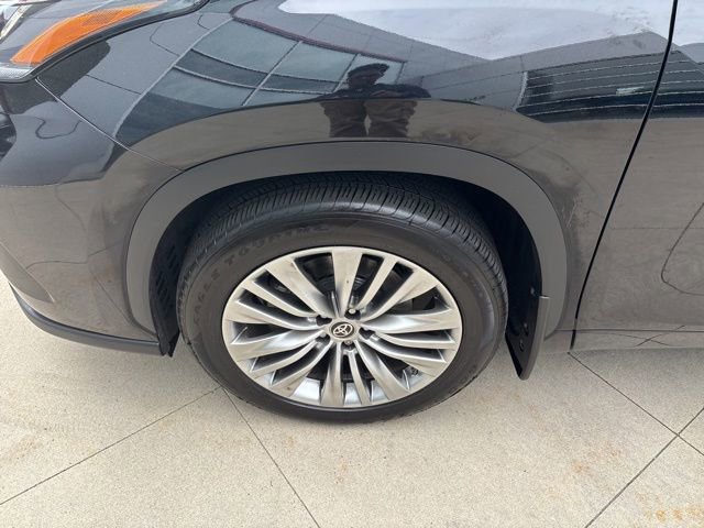 Used 2023 Toyota Highlander Platinum AWD/4WD image 5