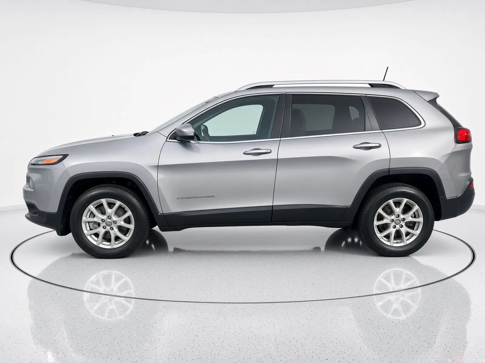 Used 2018 Jeep Cherokee Latitude w/ Cold Weather Group AWD/4WD image 3