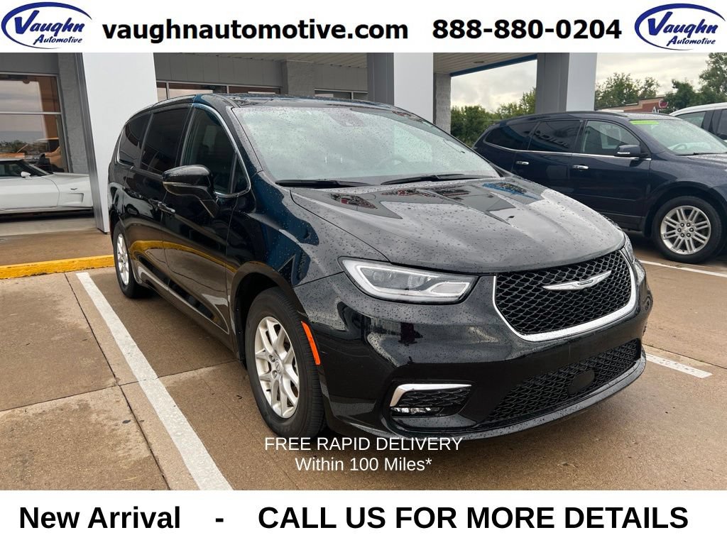 Used 2025 Chrysler Pacifica Select
