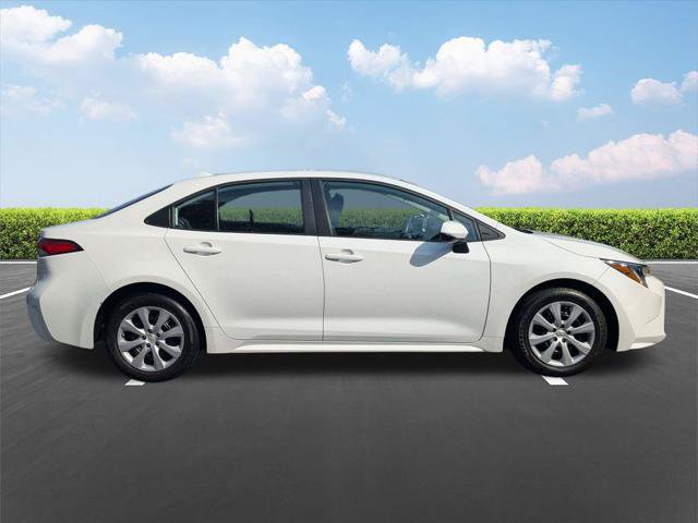 Certified 2025 Toyota Corolla LE FWD image 3