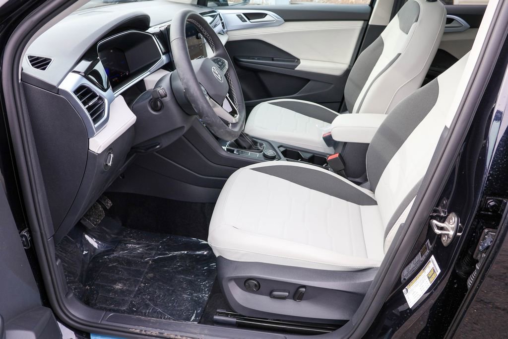 Used 2025 Volkswagen Taos SE image 17