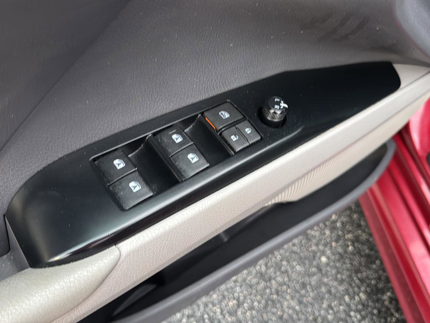 Used 2018 Toyota Camry SE w/ Convenience Package image 27