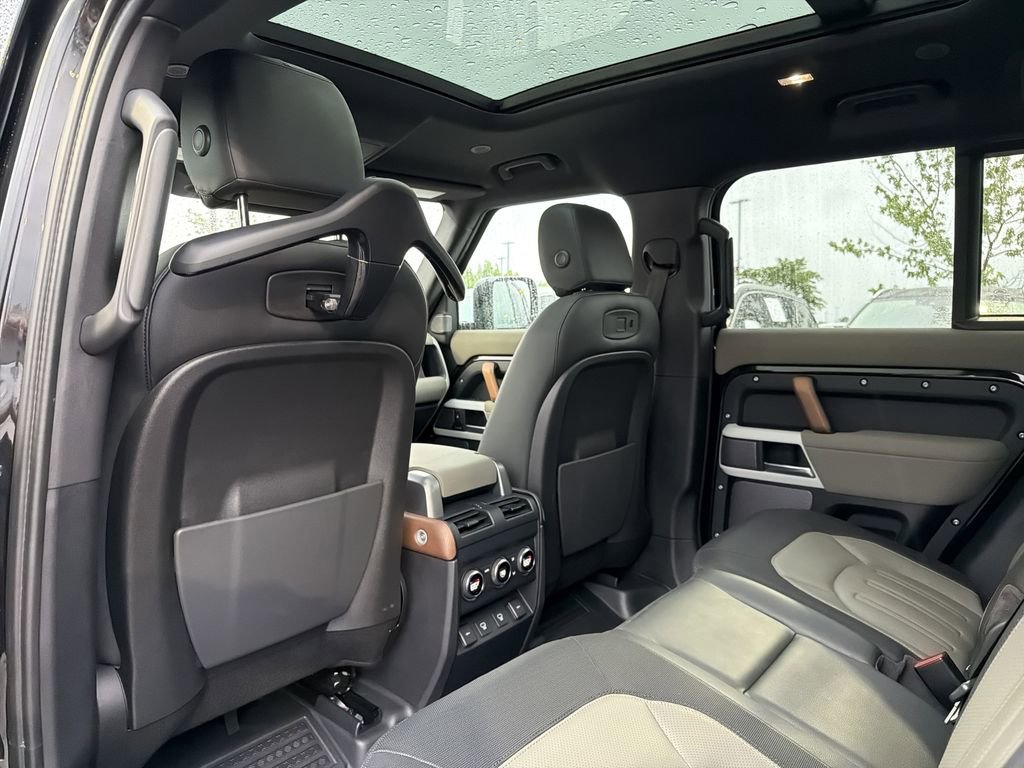 Used 2021 Land Rover Defender 110 X-Dynamic SE AWD/4WD image 11