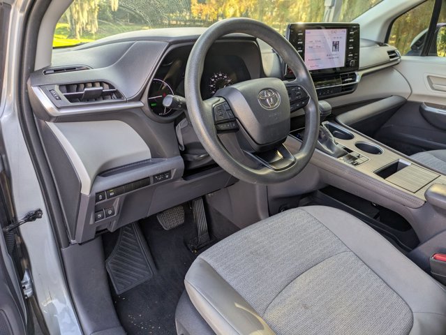 Used 2023 Toyota Sienna LE image 4