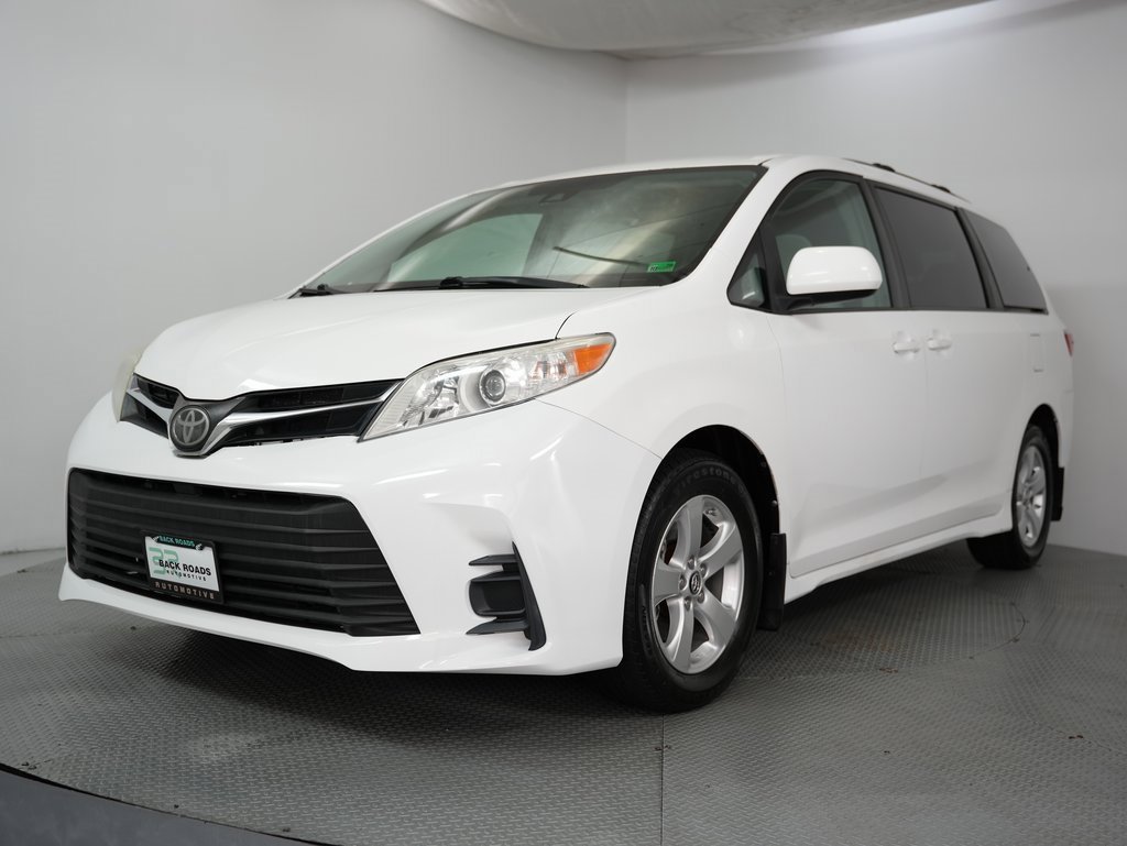 Used 2018 Toyota Sienna LE image 3