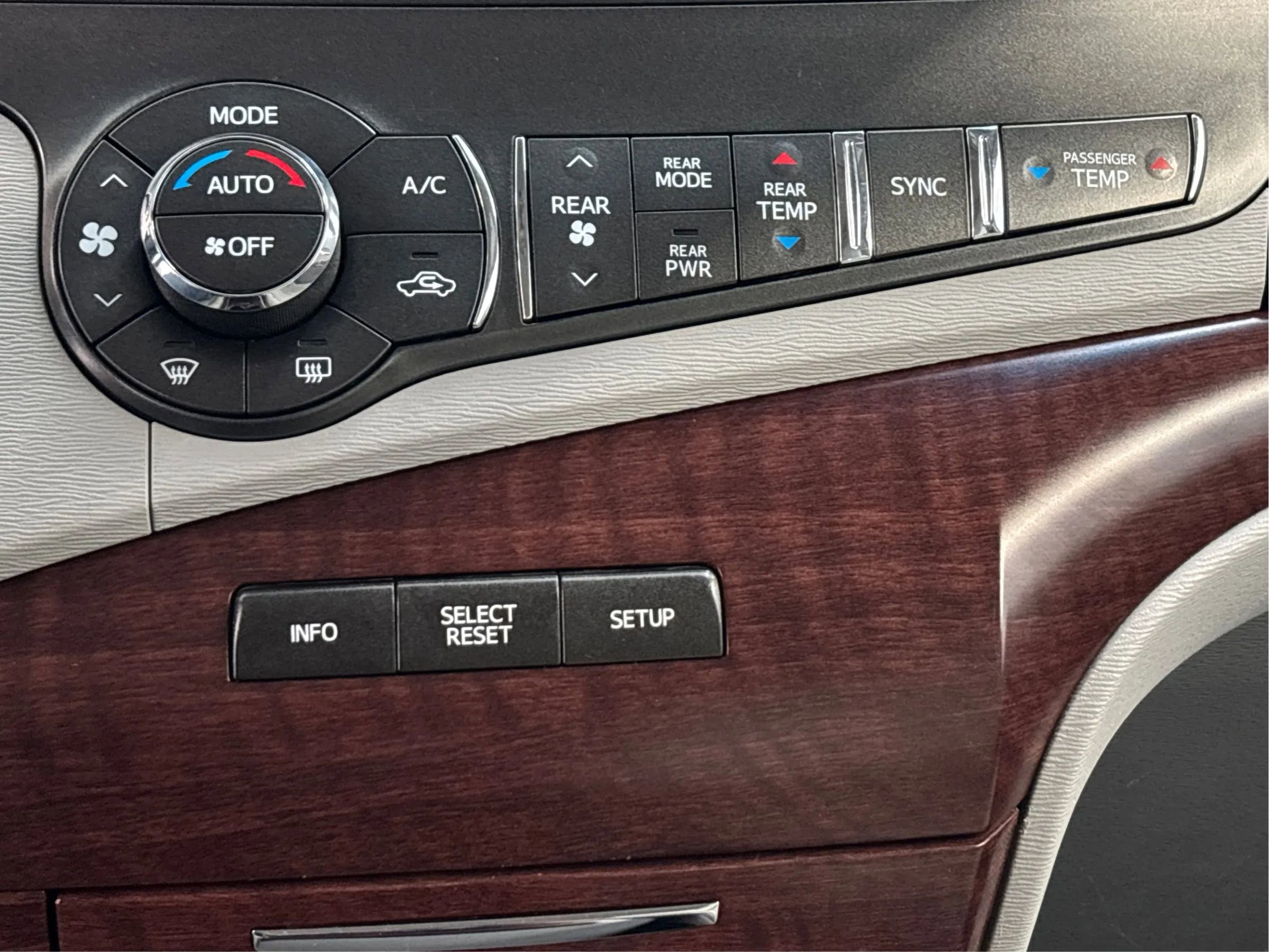 Used 2014 Toyota Sienna XLE image 37