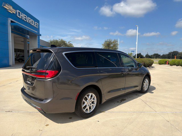 Used 2023 Chrysler Pacifica Touring-L FWD image 13