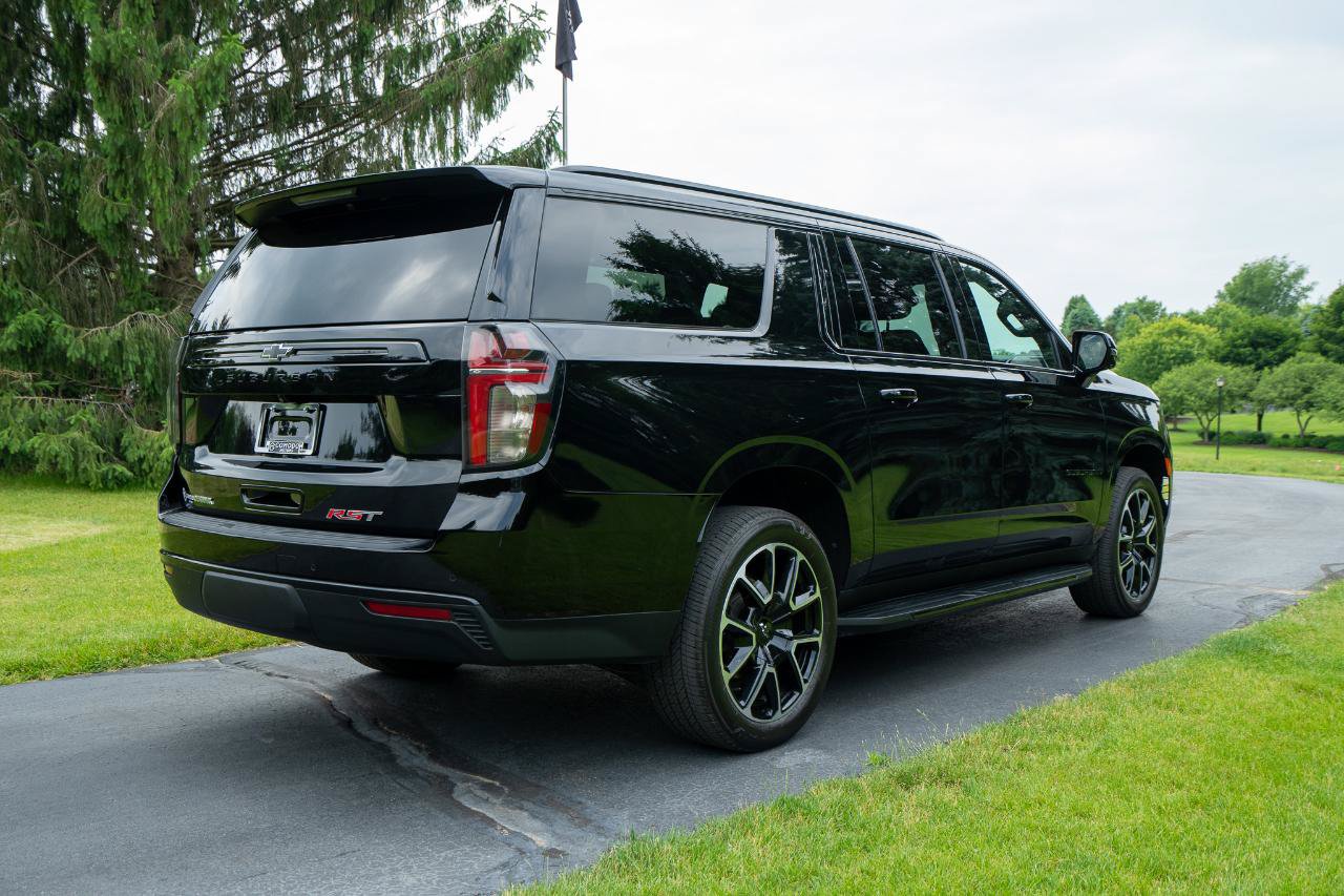 Used 2023 Chevrolet Suburban RST w/ Luxury Package AWD/4WD image 3