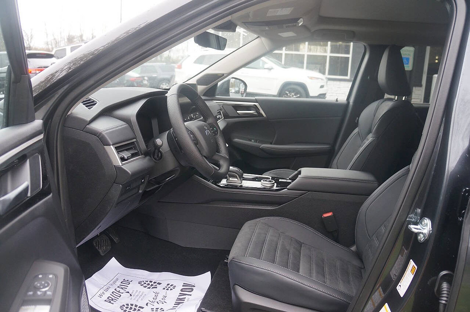 New 2025 Mitsubishi Outlander SE image 15