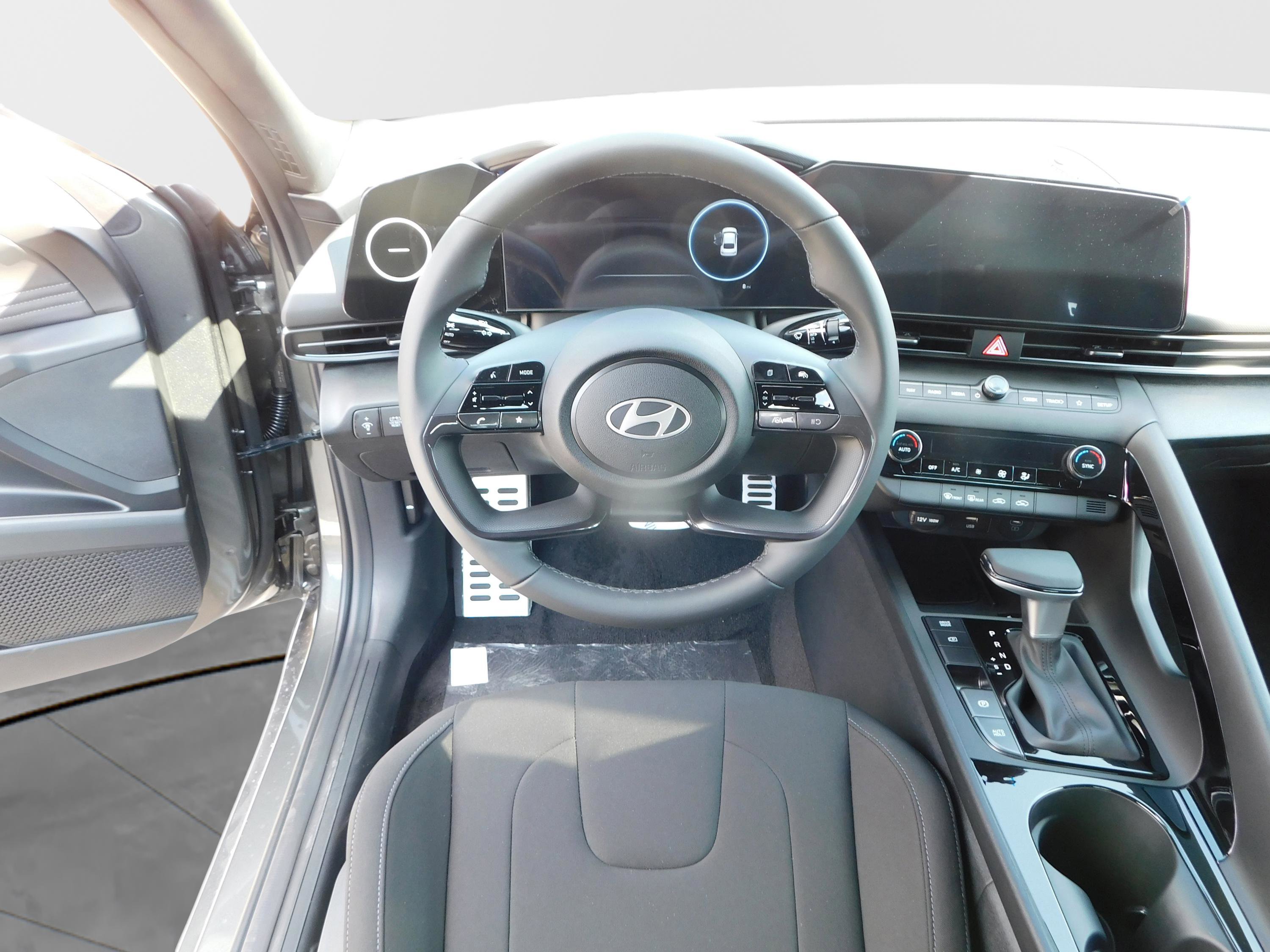 New 2025 Hyundai Elantra SEL image 11