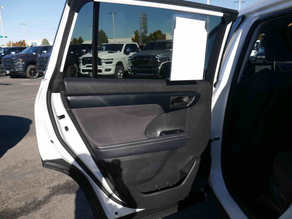Used 2024 Toyota Highlander LE image 10