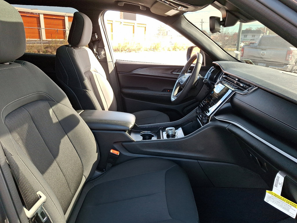 Used 2024 Jeep Grand Cherokee L Laredo w/ Luxury Tech Group I image 12