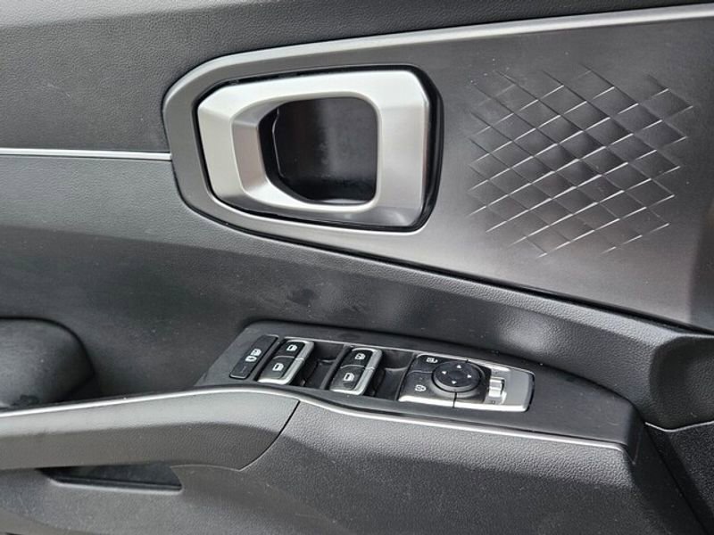 Used 2023 Kia Sorento LX image 31