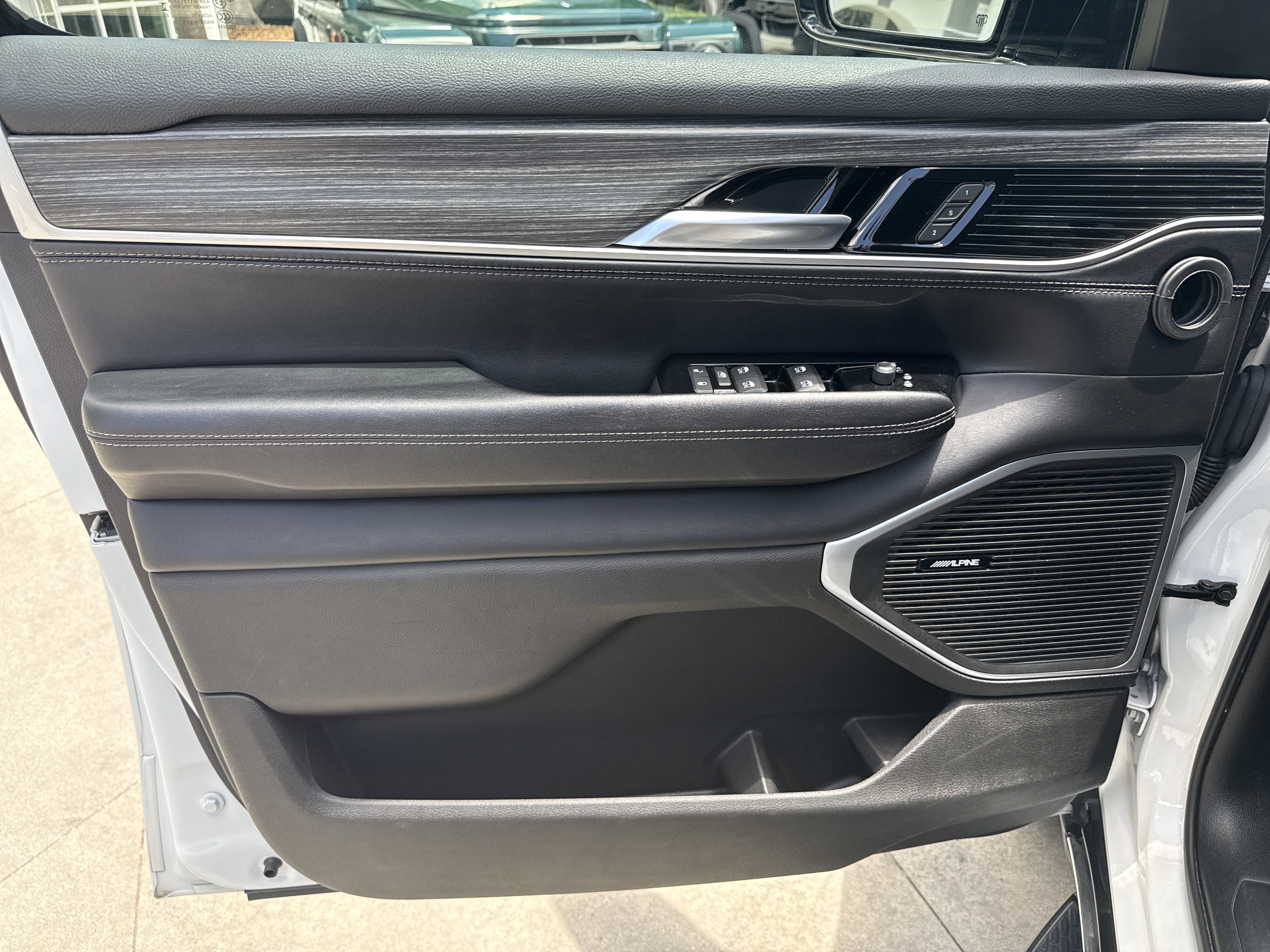 Used 2024 Jeep Wagoneer Series II w/ Flexible Seating Group RWD image 17