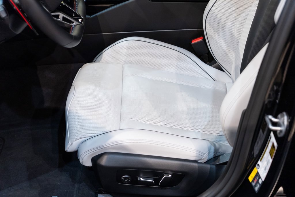 Used 2025 BMW M5 Touring image 21