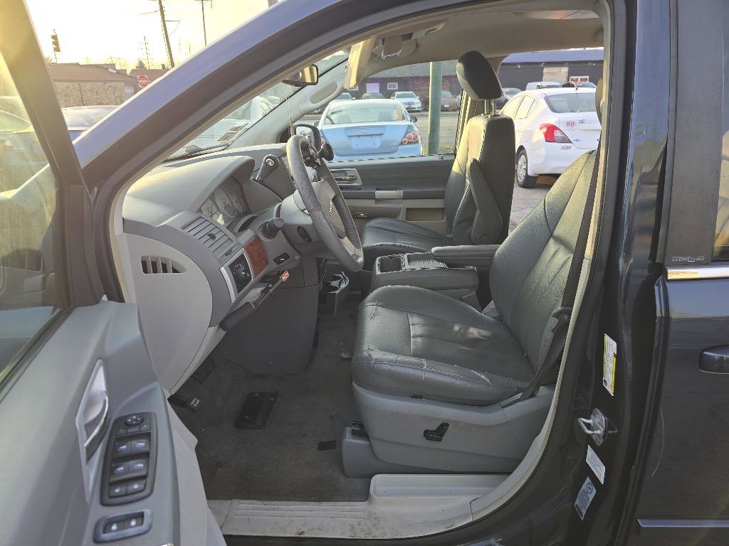 Used 2008 Chrysler Town & Country Touring image 11