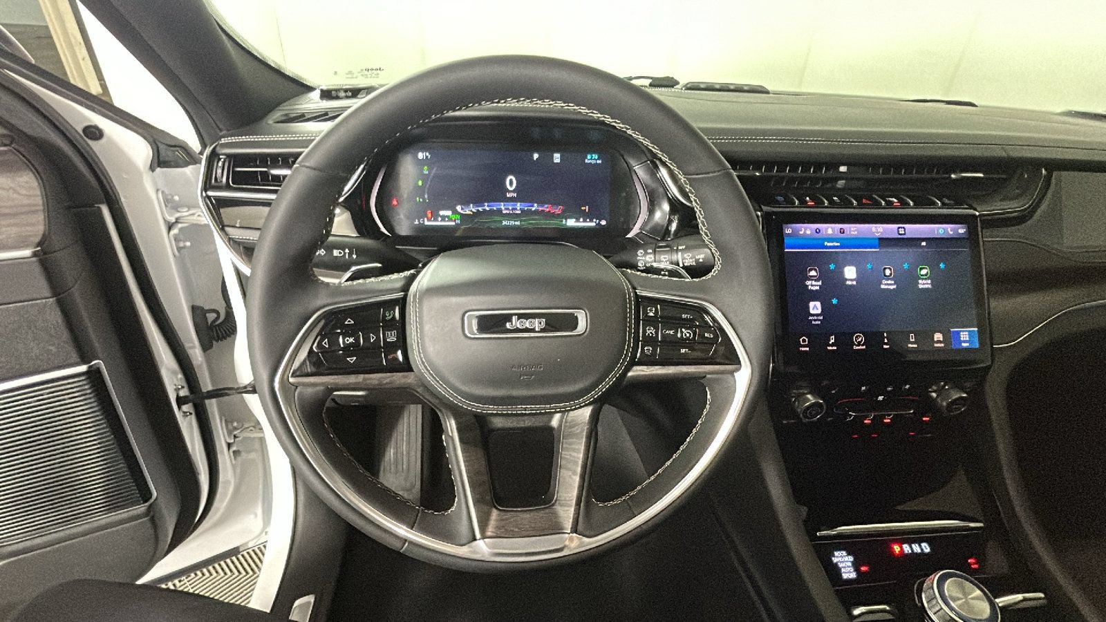 Used 2023 Jeep Grand Cherokee Overland AWD/4WD image 16