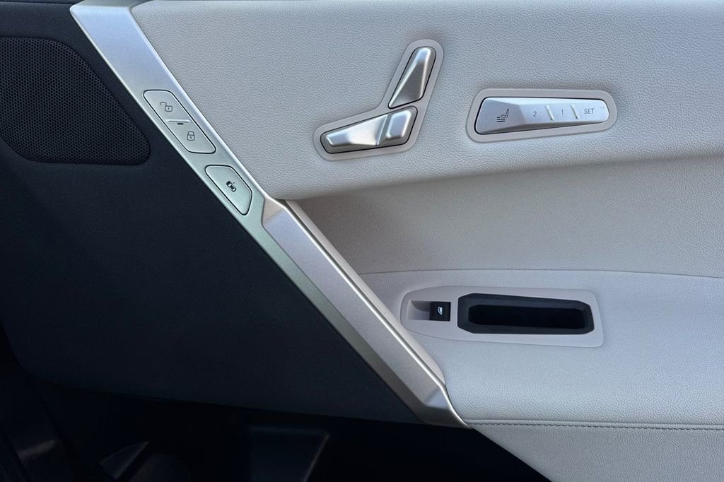 Used 2023 BMW iX xDrive50 image 19