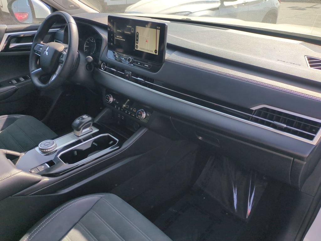 Used 2025 Mitsubishi Outlander SE AWD/4WD image 32