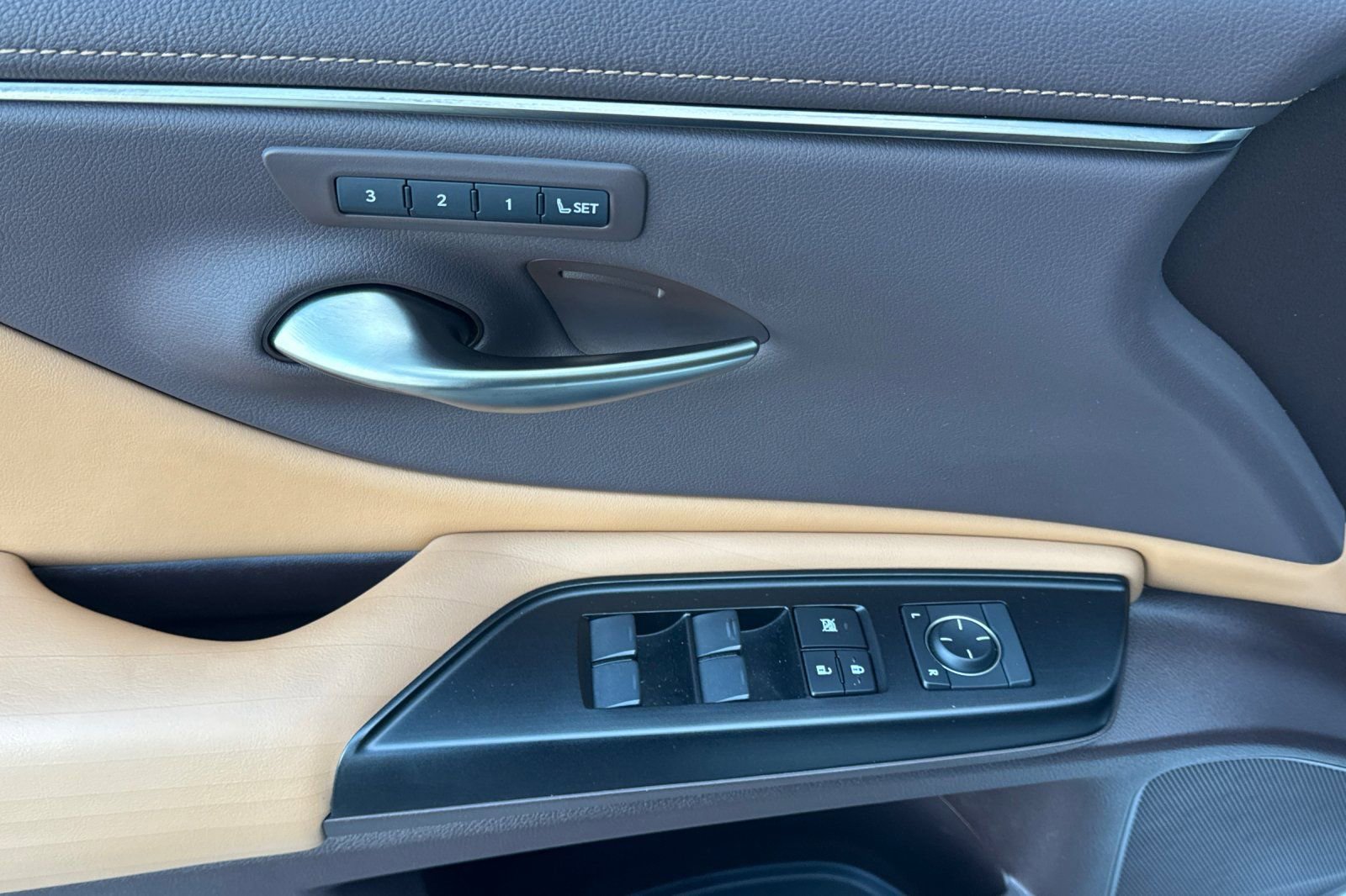 Used 2019 Lexus ES 300h w/ Accessory Package 2 image 10