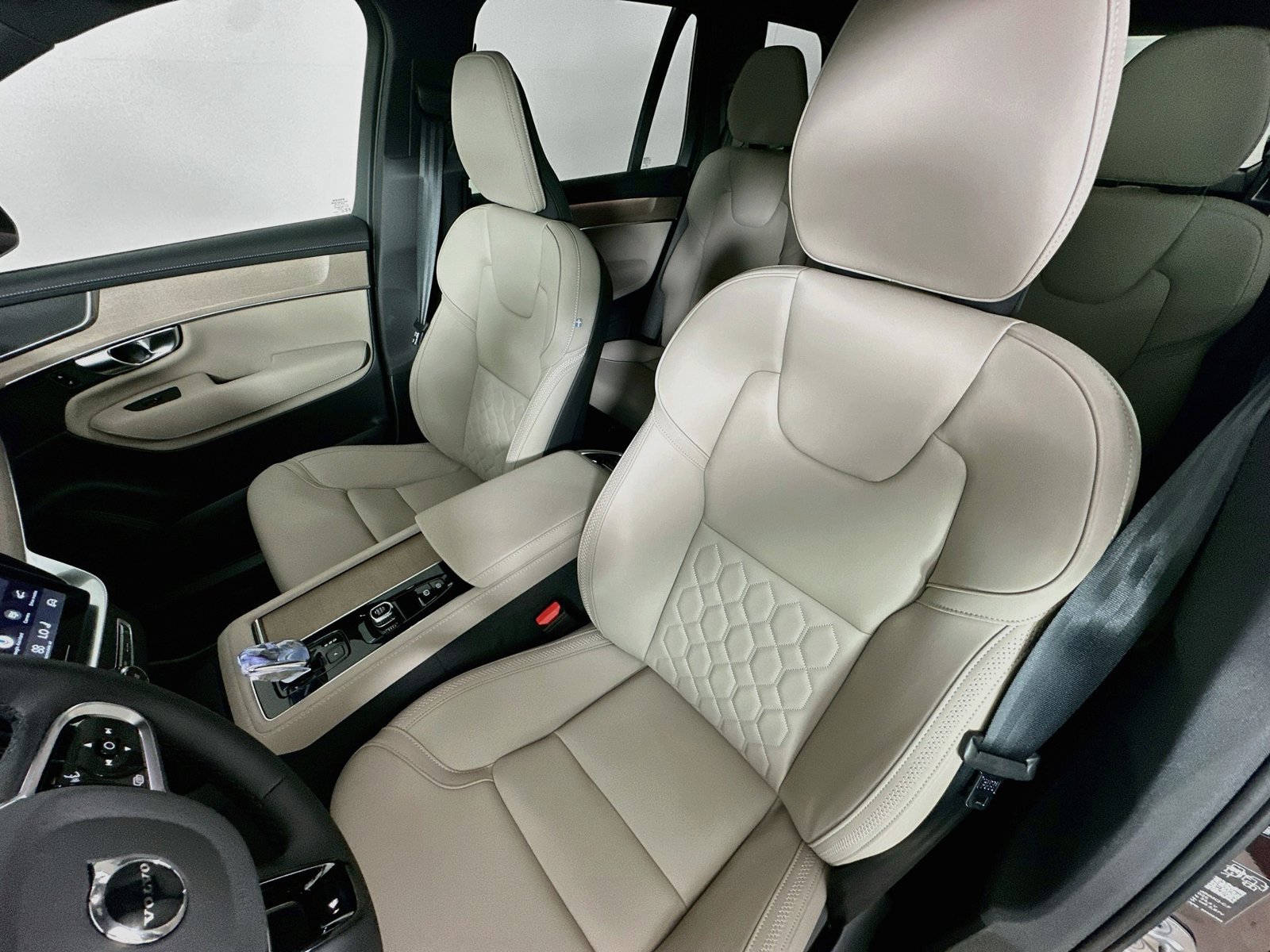 New 2026 Volvo XC90 B5 Core w/ Protection Package Premier AWD/4WD image 33