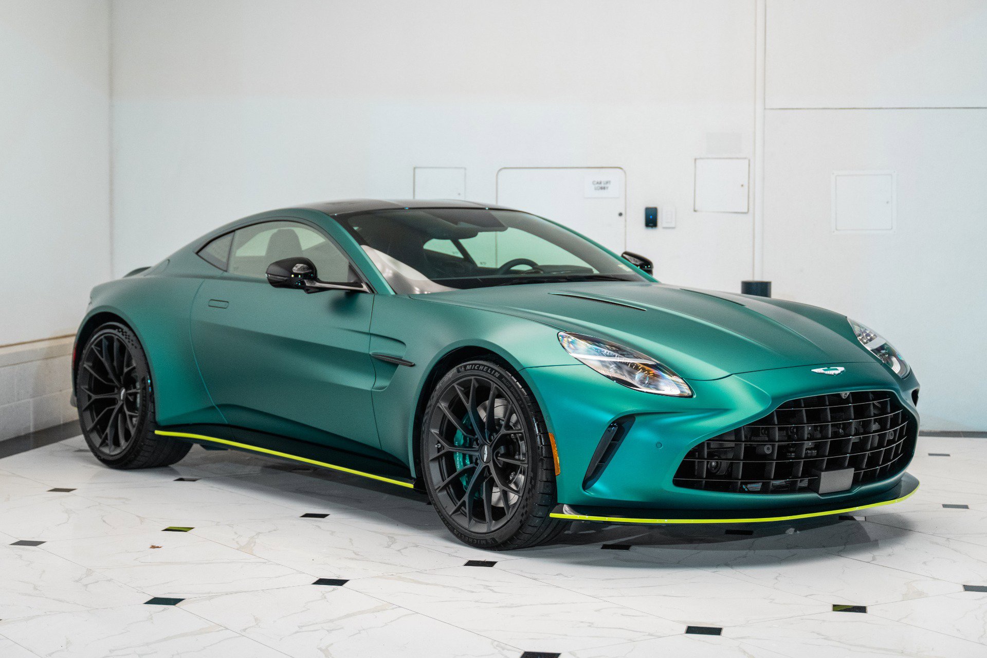 Used 2025 Aston Martin V8 Vantage Coupe image 1