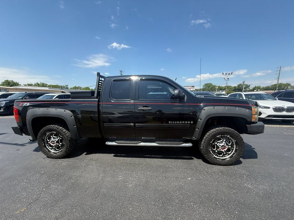 Used 2009 Chevrolet Silverado 1500 LT w/ Power Pack Plus AWD/4WD image 2