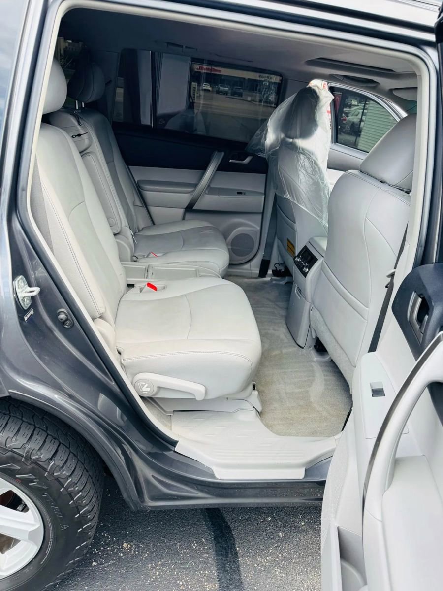 Used 2010 Toyota Highlander SE image 12