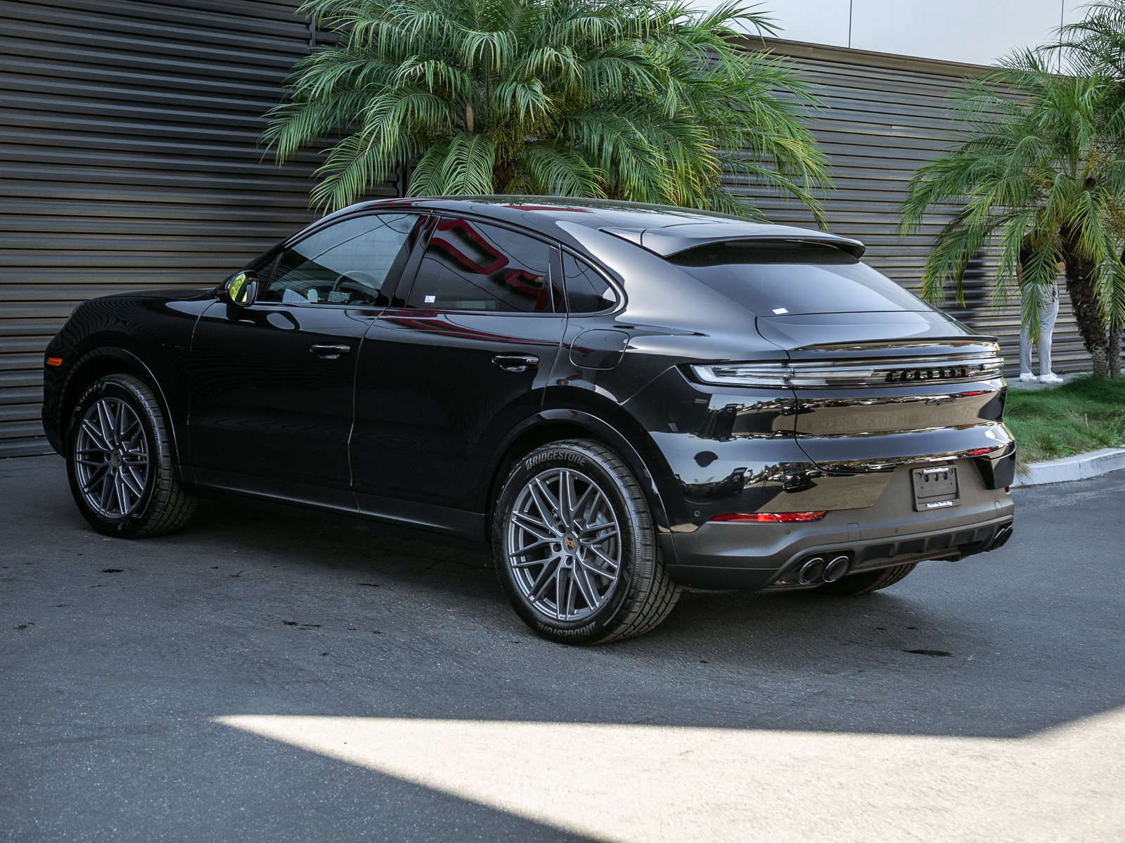 Certified 2025 Porsche Cayenne E-Hybrid Coupe AWD/4WD image 3