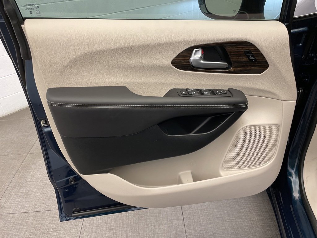 Certified 2024 Chrysler Pacifica Limited image 21