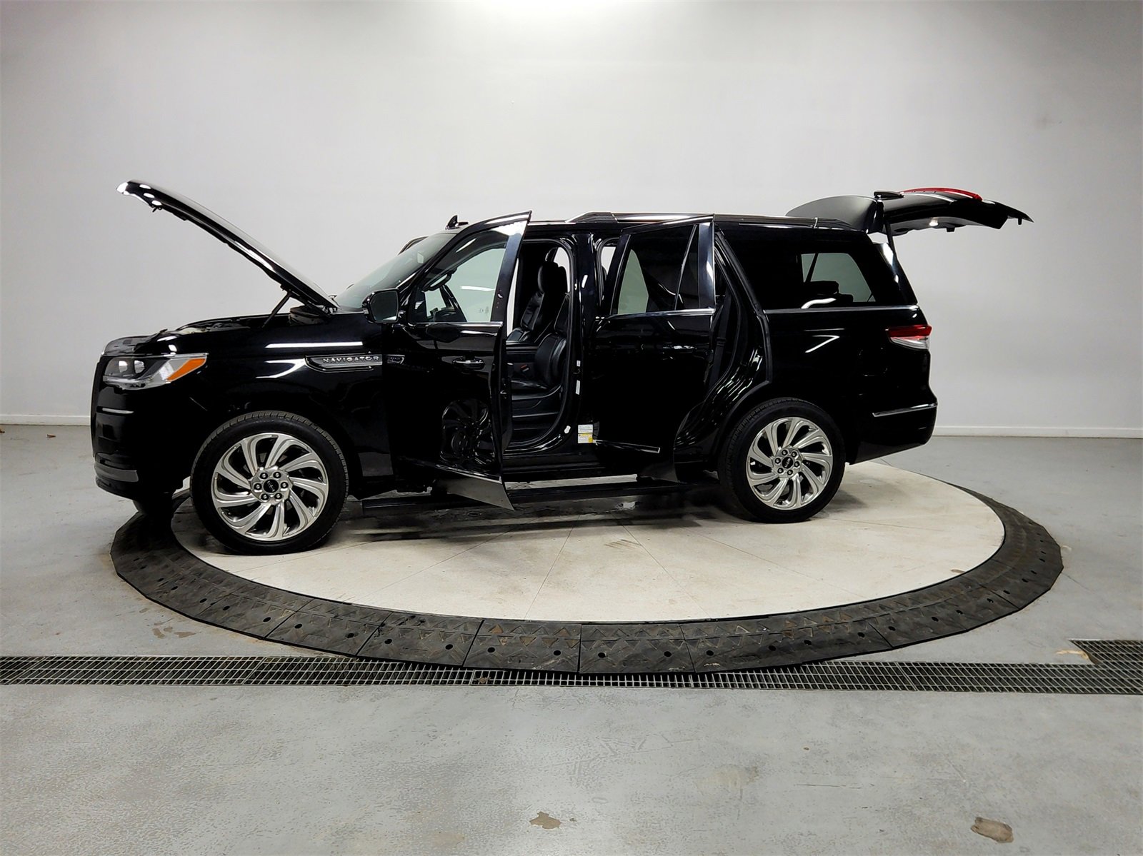 Used 2024 Lincoln Navigator Reserve image 12