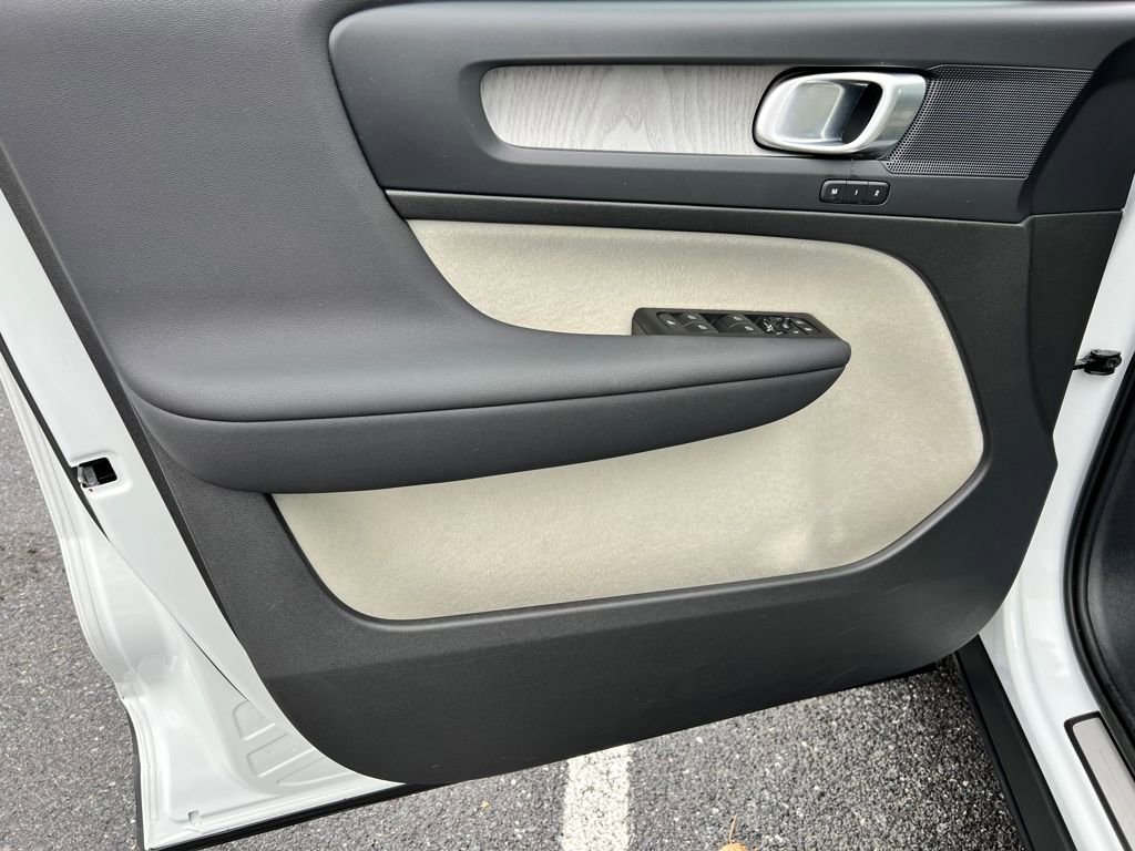 Used 2023 Volvo XC40 B4 Plus image 17