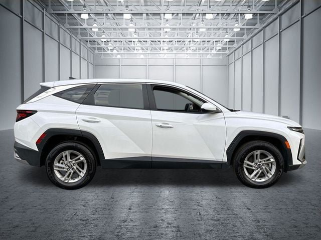 Used 2025 Hyundai Tucson SE AWD/4WD image 2