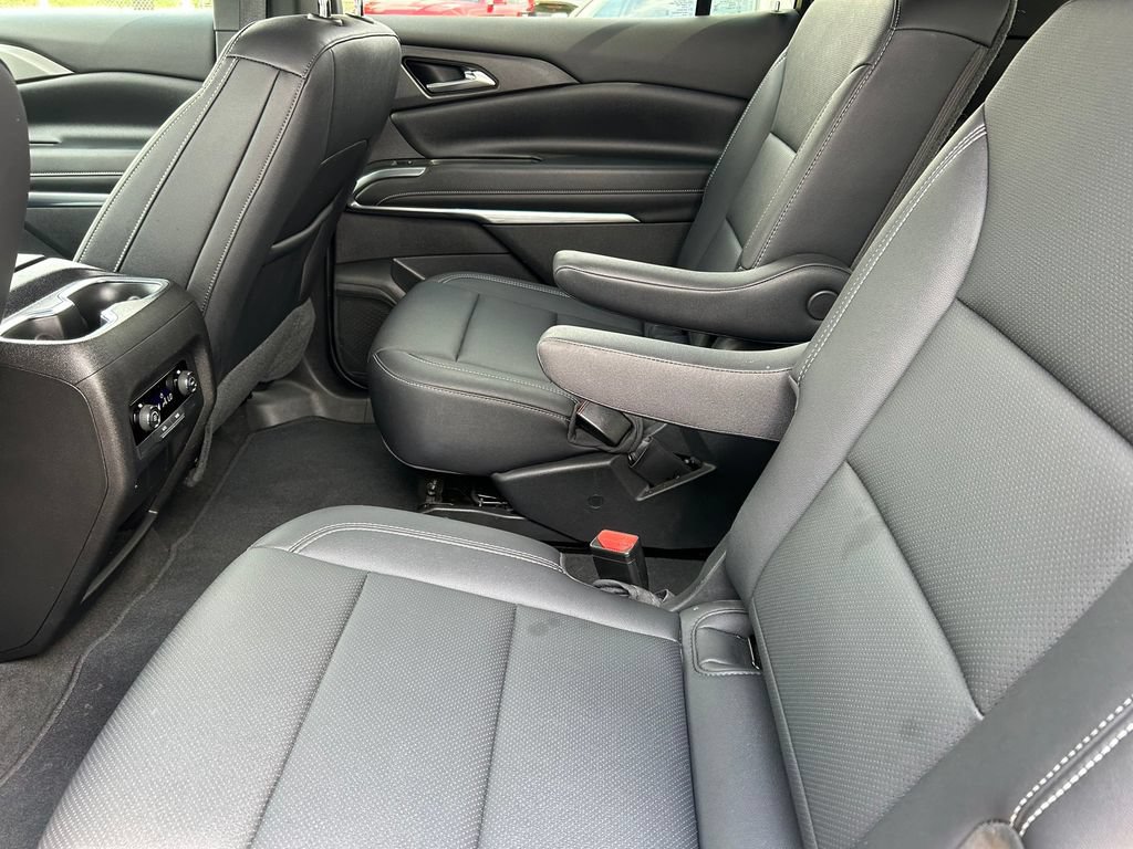 Used 2025 Chevrolet Traverse LT FWD image 15