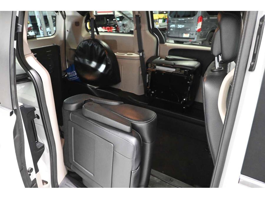 Used 2017 Dodge Grand Caravan SXT FWD image 18