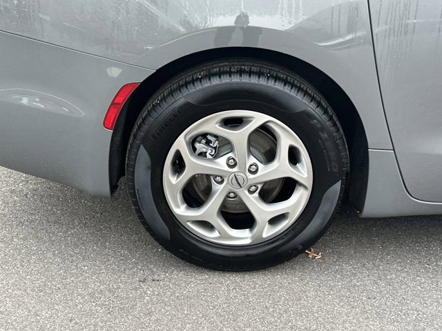 Certified 2024 Chrysler Pacifica Limited image 22