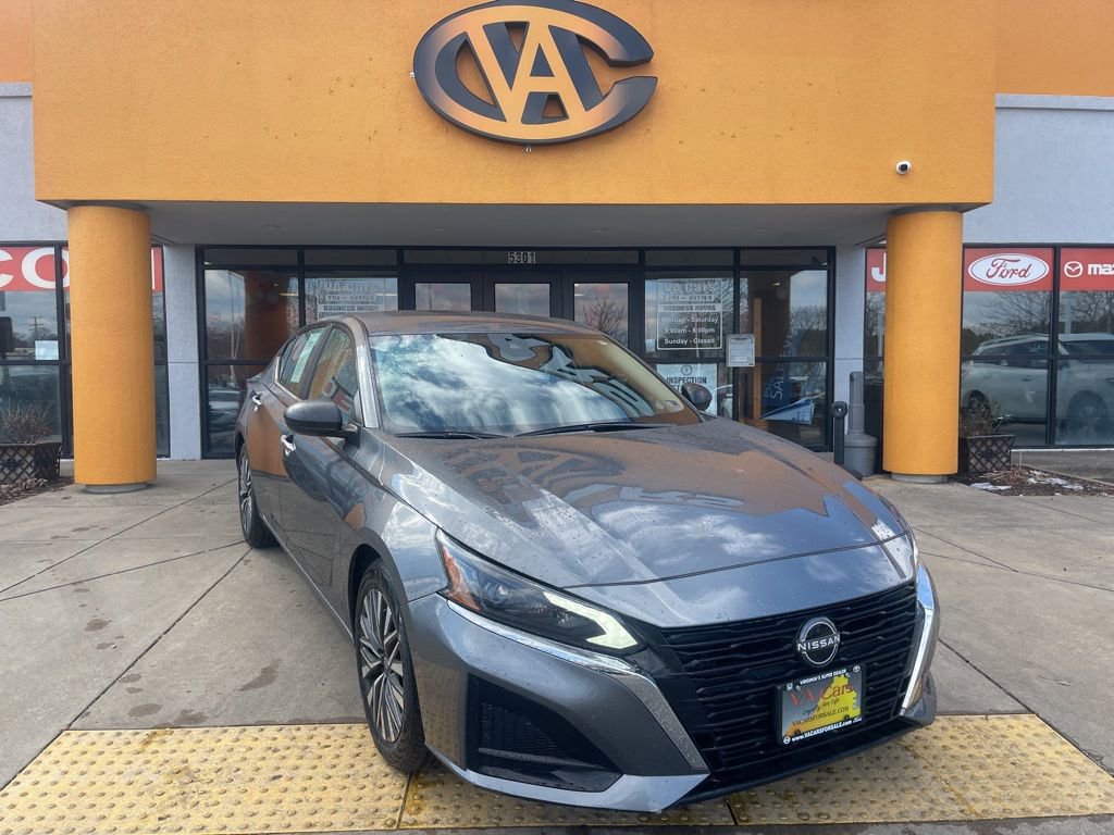 Used 2024 Nissan Altima 2.5 SV image 1