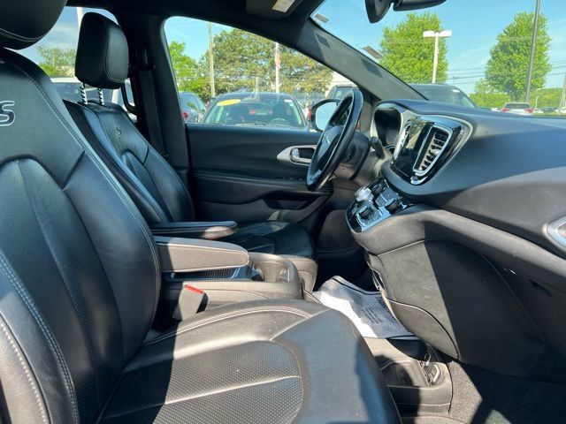 Used 2018 Chrysler Pacifica Touring-L Plus w/ S Appearance Package FWD image 11