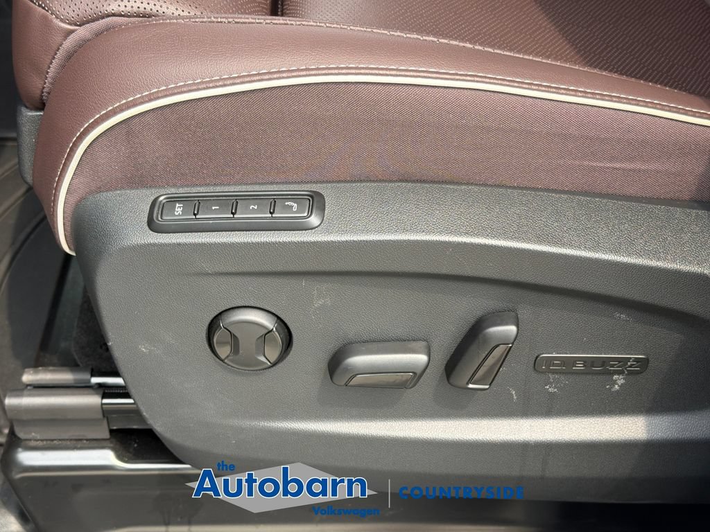 Certified 2025 Volkswagen ID. Buzz Pro S RWD image 10