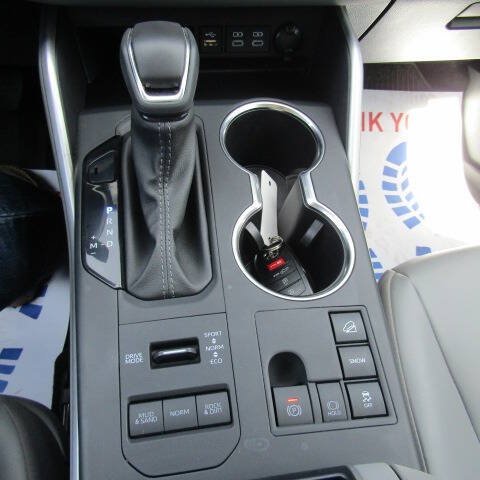 Used 2025 Toyota Highlander XLE AWD/4WD image 16