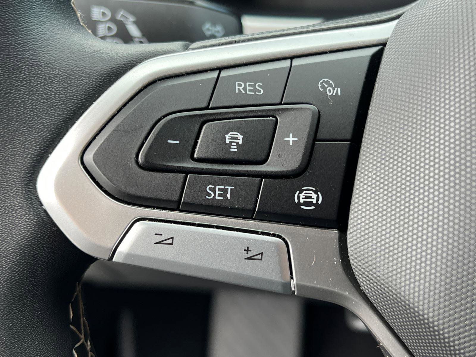 Used 2023 Volkswagen Atlas SE image 25