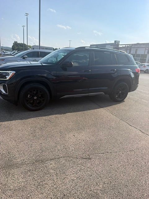 Used 2025 Volkswagen Atlas Peak Edition SE AWD/4WD image 4