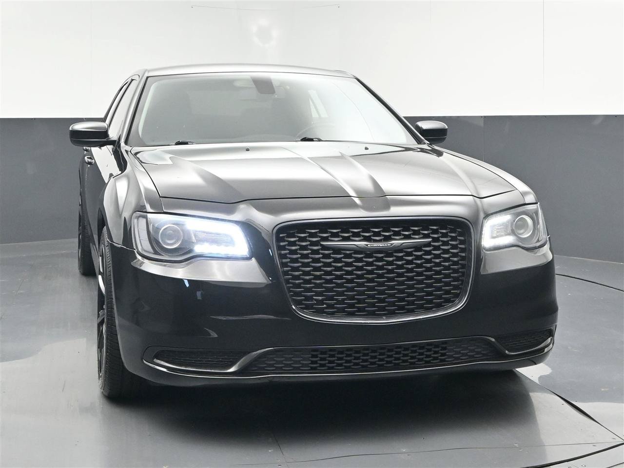 Used 2021 Chrysler 300 Touring w/ Sport Appearance Package RWD image 2