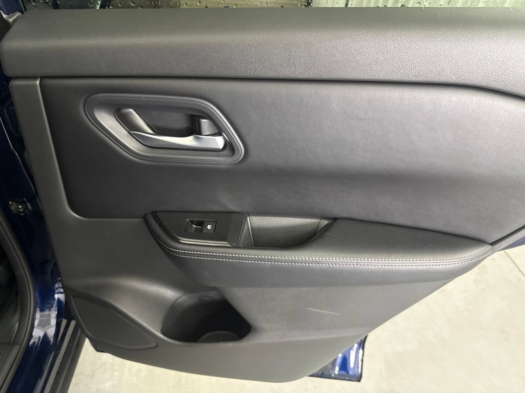 Used 2024 Nissan Rogue SV AWD/4WD image 17