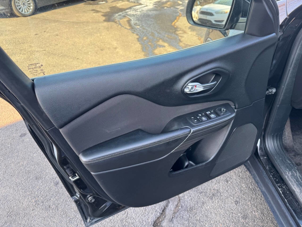 Used 2017 Jeep Cherokee Latitude w/ Cold Weather Group image 9