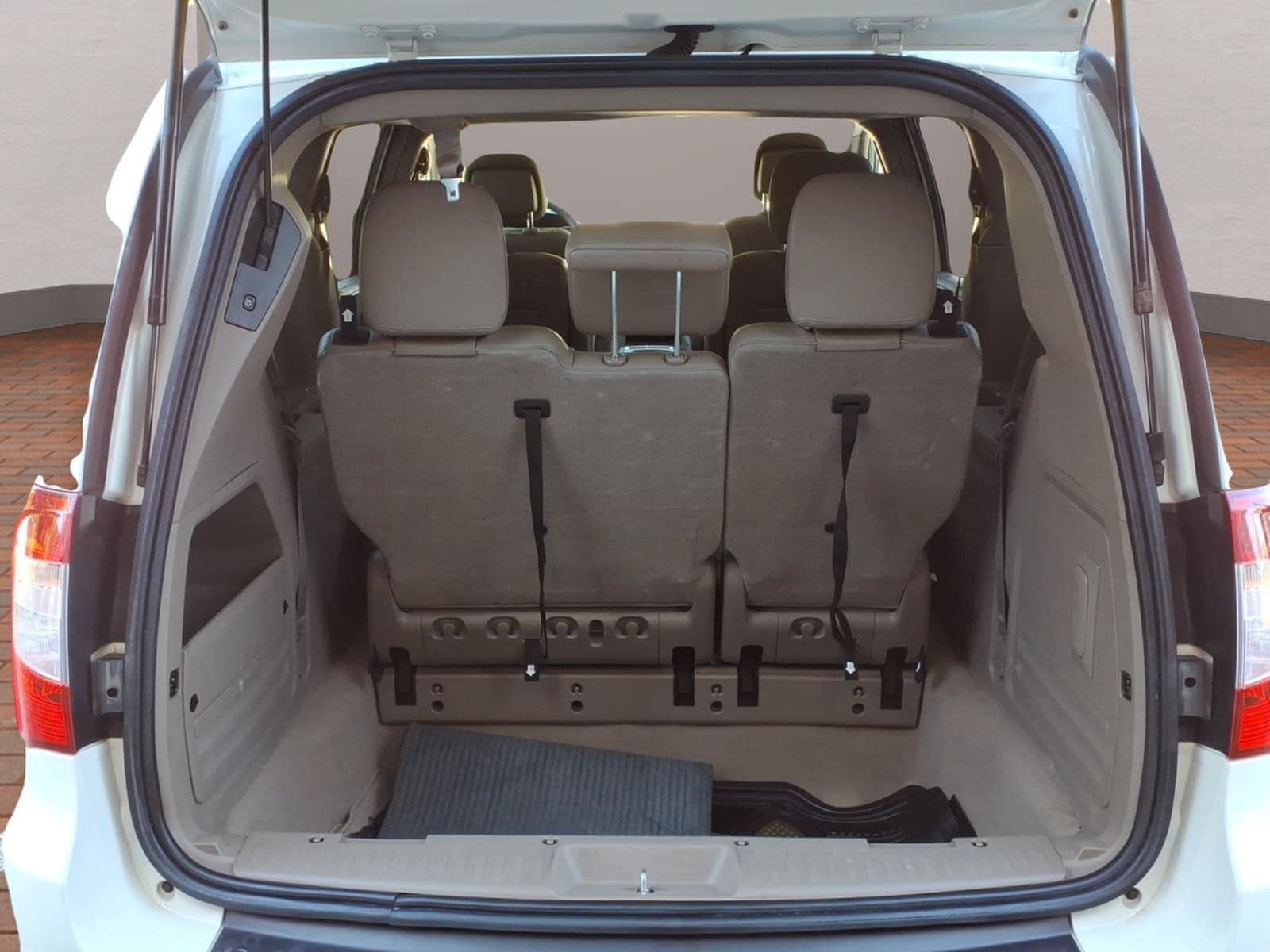 Used 2013 Chrysler Town & Country Touring-L w/ Driver Convenience Group FWD image 31