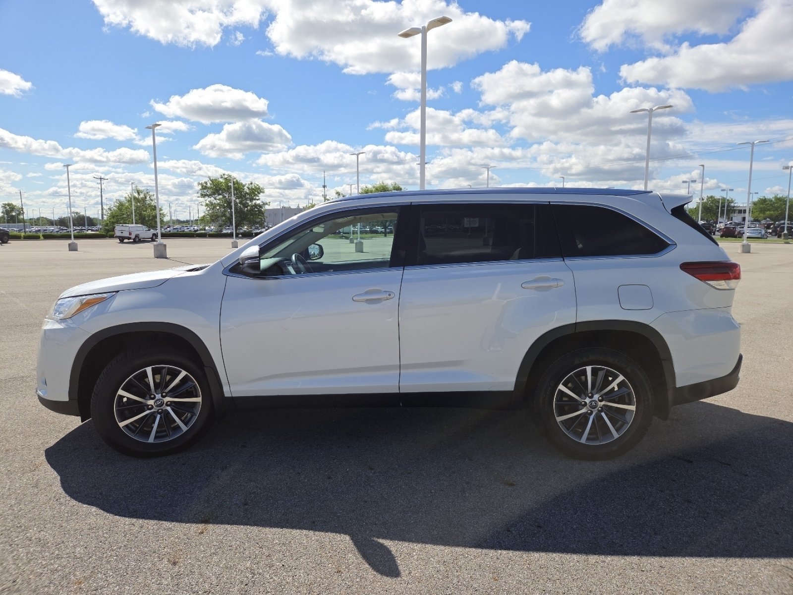 Used 2019 Toyota Highlander XLE AWD/4WD image 16